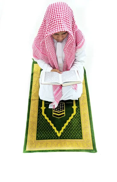 Indonésie Avril 2020 Homme Tenant Lisant Coran Contexte Islamique — Photo