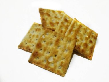 Beyaz arka planda izole edilmiş çıtır krakerler