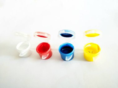 Beyaz arkaplanda izole edilmiş bir paletin içindeki suluboya