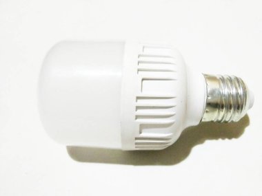 LED lambası beyaz arkaplanda izole edildi