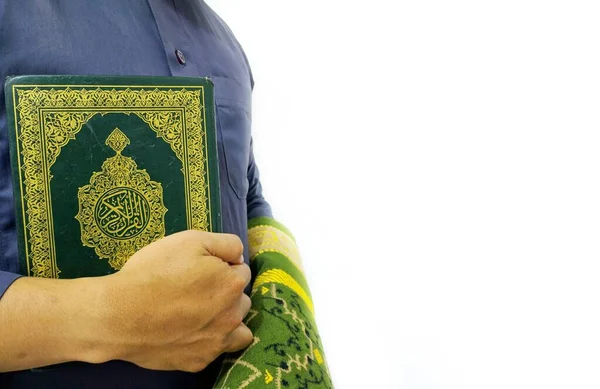 Indonezja Kwietnia 2020 Człowiek Trzymający Czytający Koran Tło Islamskie — Zdjęcie stockowe