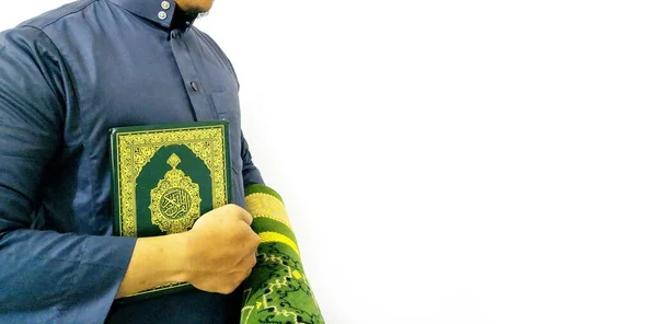Indonésie Dubna2020 Muž Drží Čte Quran Islámské Pozadí — Stock fotografie