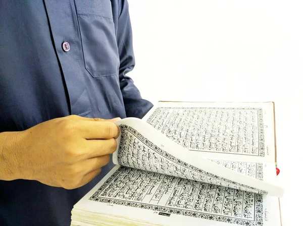 Indonesien April 2020 Der Mensch Hält Und Liest Quran Islamischer — Stockfoto