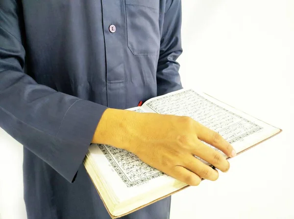 Indonezja Kwietnia 2020 Człowiek Trzymający Czytający Koran Tło Islamskie — Zdjęcie stockowe