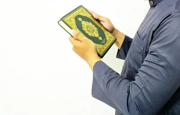 Indonesien Den April 2020 Man Håller Och Läser Koranen Islamisk — Stockfoto