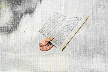 Endonezya 'da. 20 Nisan 2020. Ramazan 'a hazır bir Kuran okuyan adamın resmi. Kapaktaki Arapça Kuran olarak tercüme edilir.
