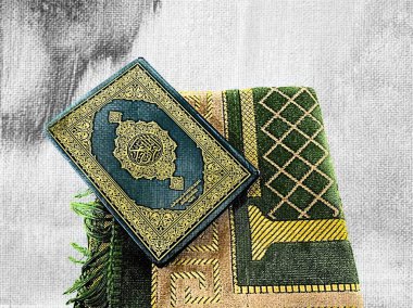 Kuran 'ın resimli resimleri ve Ramazan ayı için dua halıları hazır. Kapaktaki Arapça Kuran olarak tercüme edilir.