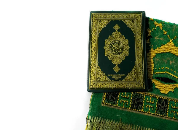 Індонезія Квітня 2020 Фотографії Корану Молитовні Килимки Готові Рамадану Арабська — стокове фото