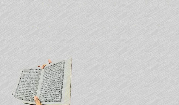 インドネシア 2020年4月20日 ラマダーンの準備ができているコーランを読む男の写真 表紙のアラビア語はクルアーンと訳されています — ストック写真