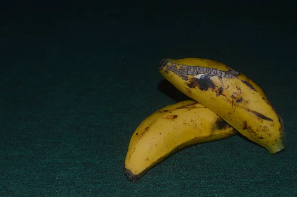 Érett Banán Sötét Háttérrel — Stock Fotó