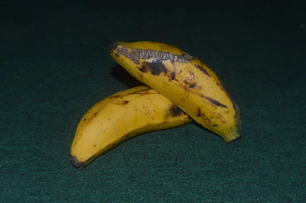 Plátanos Maduros Sobre Fondo Oscuro —  Fotos de Stock
