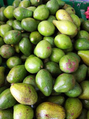 Piyasada taze organik avokado