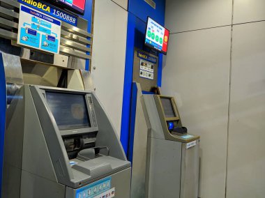 Arka planda modern ATM makineleri