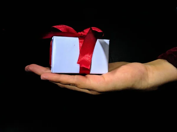 Mains Tenant Une Boîte Cadeau Ruban Rouge — Photo