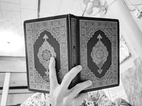 印度尼西亚 2020年4月20日 为斋月准备的人类阅读可兰经的图解 封面上的阿拉伯语是包含阿拉伯语的古兰经经 — 图库照片