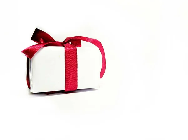 Подарункова Коробка Червоною Стрічкою — стокове фото