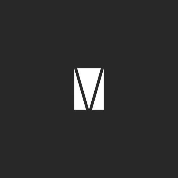 Letter M-logo in de vorm van een driehoek. Eenvoudige abstracte geometrische vorm typografie ontwerpsjabloon element. — Stockvector