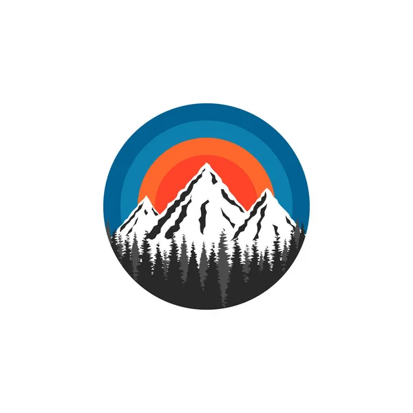 Logotipo de montaña forma redonda, picos nevados rocas y paisaje del bosque de abetos sobre un fondo de puesta de sol, un emblema de póster de folleto turístico o un póster de viaje — Vector de stock