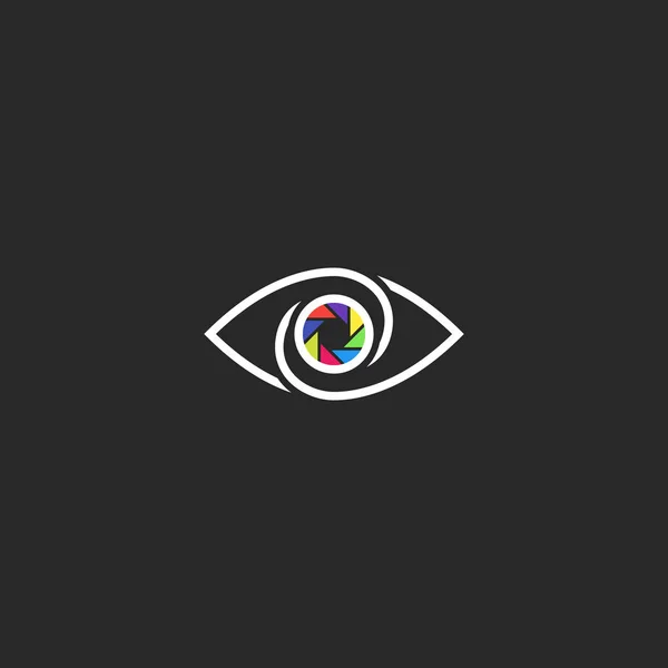 Het menselijk oog logo, fotograaf of foto studio logo, de leerling in de vorm van het diafragma van de lens — Stockvector