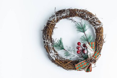 Noel çelengi beyaz arka planda izole edilir. Yeni Yıl Dekorasyonu