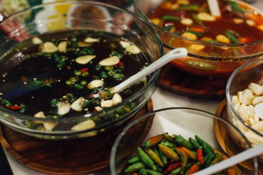 Baharat biberi ve sarımsak karışımı. Paprika mutfak masasında. Çeşit çeşit baharat var kaselerde - otlar ve baharatlar