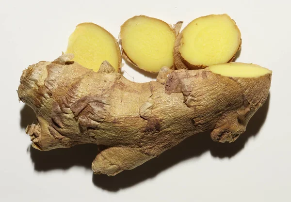 Photography of isolated ginger root and slices for food illustations — Stock Photo, Image