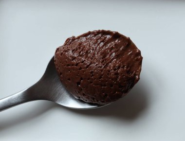 Yemek çizimleri için kaşık dolusu çikolatalı mus.