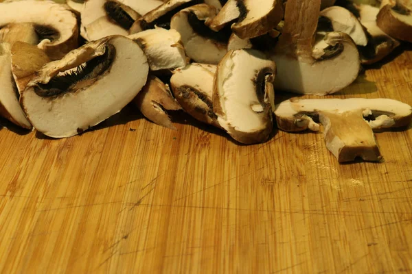 Fotografia de cogumelos de Paris de redução em uma tábua de madeira de fundo de comida — Fotografia de Stock