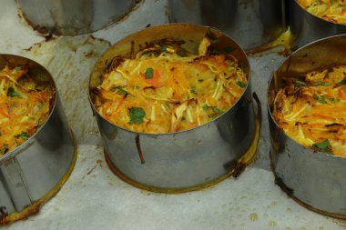 Yemek arkaplanı için fırından halkalar çıkartılan sebzelerin fotoğrafları.