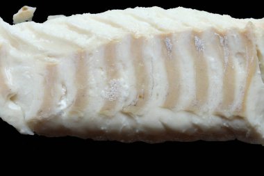 Buğulanmış morina filetosunun fotoğrafı yemek arkaplanı için siyah üzerine izole edilmiş.