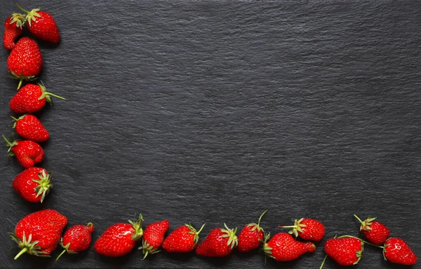 Fotografie Von Erdbeeren Auf Schiefergrund Für Menüs Etiketten Oder Schilder — Stockfoto