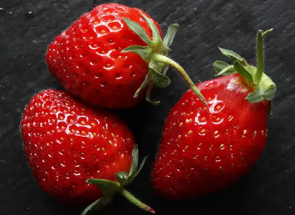 Fotografie Von Drei Erdbeeren Auf Schiefer Als Hintergrund Für Lebensmittel — Stockfoto