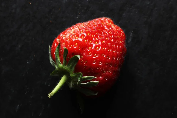 Fotografie Einer Erdbeere Auf Schiefer Als Hintergrund Für Lebensmittel — Stockfoto