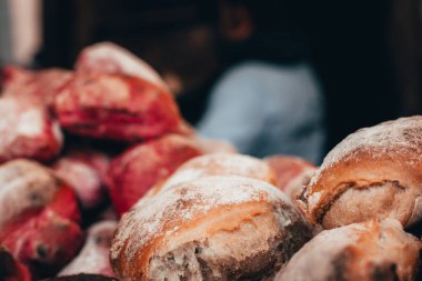 Çubukta ekmek ve odun fırınında pişmiş kırmızı hamburger çörekleri. Tüküren, Almanya 'da çikolatalı çikolata pazarı ve sıcak çikolata satan tezgahlar..