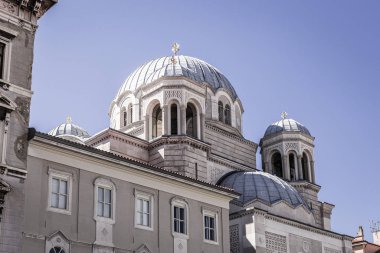 İtalya 'nın Trieste kentinde, beyaz kubbeleri ve katedralin ayrıntılarıyla dolu kare aziz Antonio Nuovo kanalı yakınlarındaki Sırp Ortodoks Aziz Spyridon Kilisesi (Chiesa di San Spiridione).