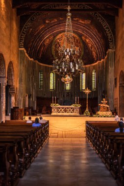 Trieste, İtalya - Eylül 2019: Roma katolik katedrali 'Basilica cattedrale di San Giusto martire' nin iç mimarisi. Sadece biz ve piskopos kilisesine adanmıştır..