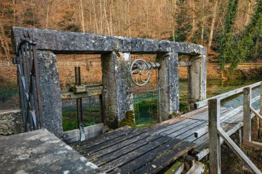 Blaubeuren 'deki Karst Pınarı' ndaki çekiç değirmeni için eski su kapısı..