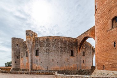 Palma de Mallorca, İspanya - 03 / 03 / 2020: 'Castell de Bellver' adlı dairesel gotik kalenin girişi.