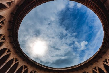Palma de Mallorca, İspanya - 03 / 03 / 2020: Dairesel gotik kale 'Castell de Bellver' in içinde, gökyüzüne bakıyor.