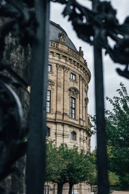 Wuerzburg, Almanya 'daki konutun bahçesinin demir kapısı kapalı..