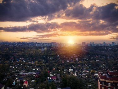 Şehirde gün batımı, şehir pelerini, çatıdan manzara