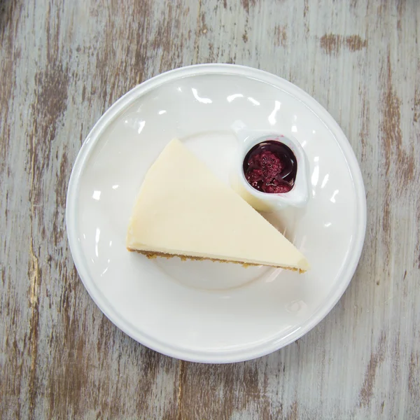 Tarta de queso arándano sobre plato blanco como fondo — Foto de Stock