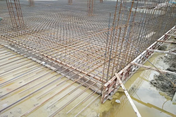 Sitio de construcción mostrado diseño de barras de acero de planta baja utilizado diseño de resistencia final — Foto de Stock