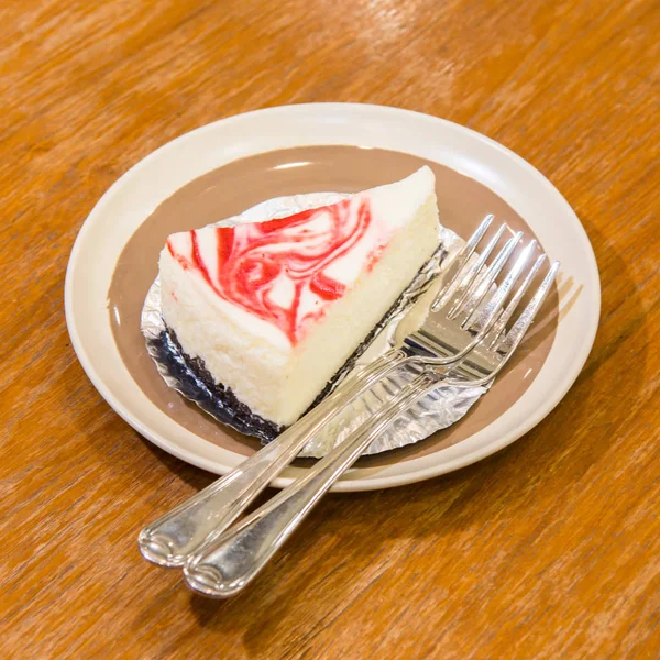 Gâteau au fromage à la fraise sur la table pour les apéritifs fond — Photo
