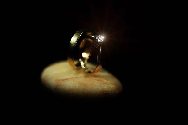 Anel de diamante de jóias em um fundo preto com iluminação sobre anel — Fotografia de Stock