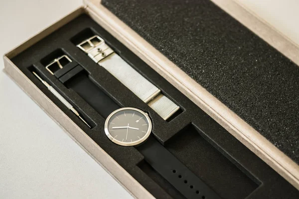 Классические мужские автоматические часы с бесстальным стальным браслетом — стоковое фото