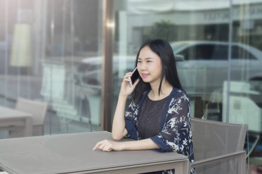 Asyalı kadın mutluluktur başarılı iş anlaşması sırasında