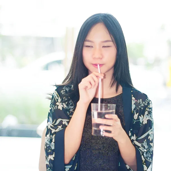 Asiática mujer cerrar los ojos y tiene un poco de felicidad al chupar f — Foto de Stock