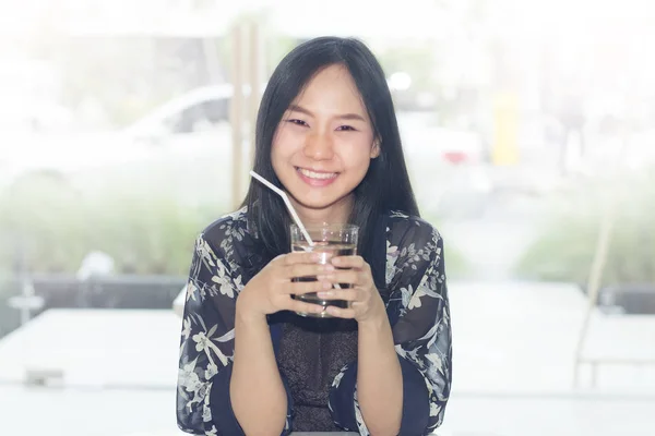 Portrait d'Asie Femme souriante et tenant un verre d'eau douce . — Photo