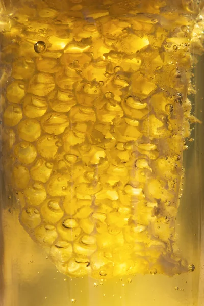 Honeycomb och honung i flaska som bakgrund — Stockfoto